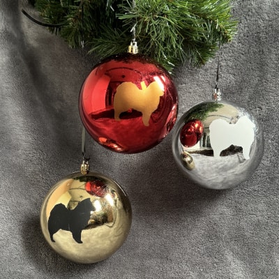 EVNwinkeltje: Plastic kerstbal (12 cm doorsnede) met geairbrushte Eurasier Verkrijgbaar in: - rood, met gouden Eurasier - zilver, met witte Eurasier - goud, met zwarte Eurasier