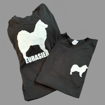EVNwinkeltje: Zwart T-shirt
Unisex, ongetailleerd,
witte Eurasier voor- en achterop